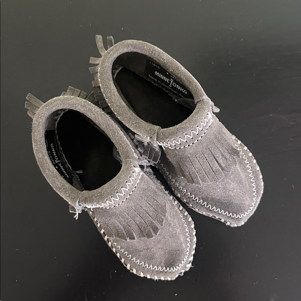 Minnetonka Grey Suede Riley Fringe Moccasin Bootie. Unisex Size 4